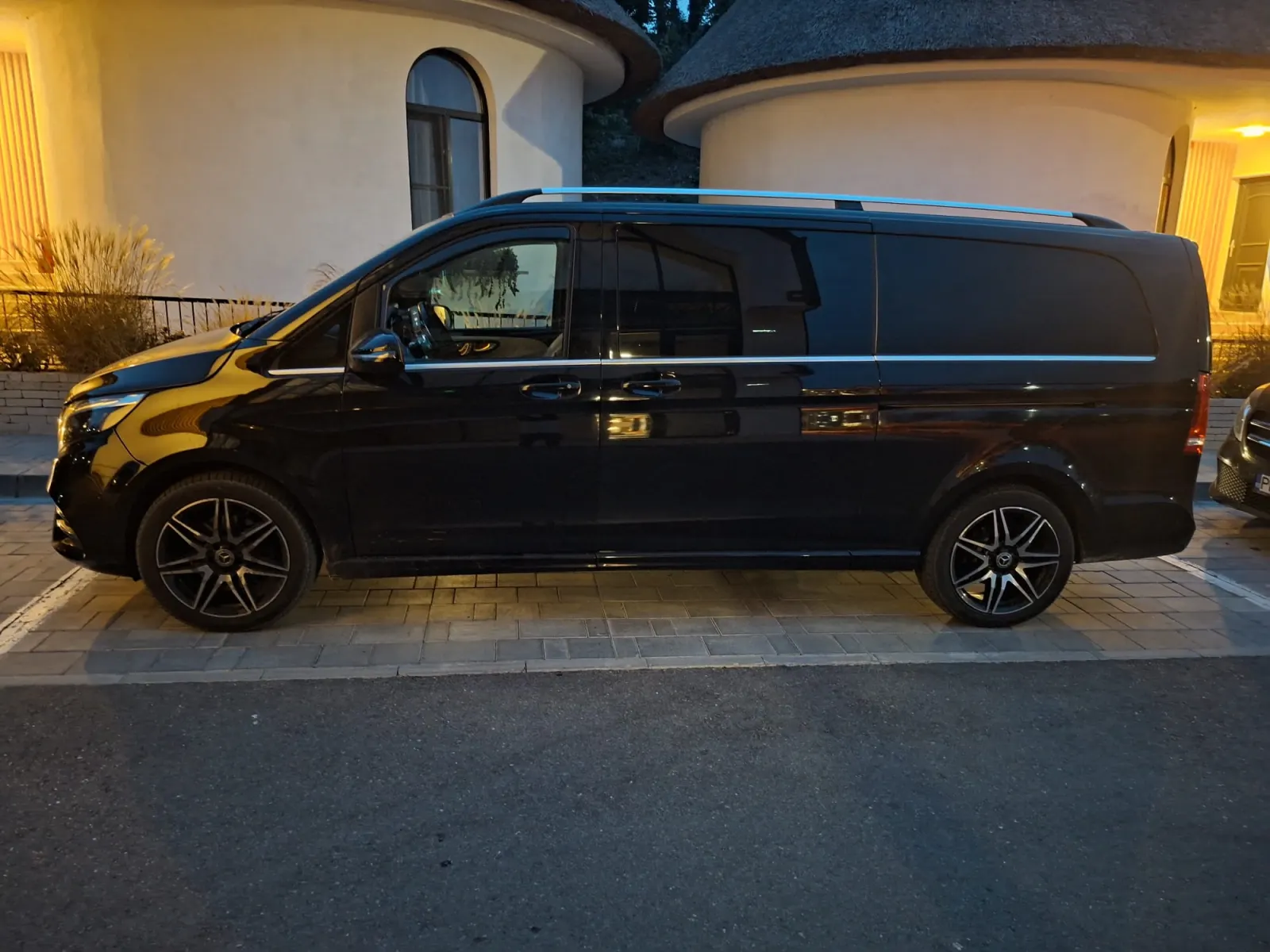 Mercedes Clase V negra aparcada de noche